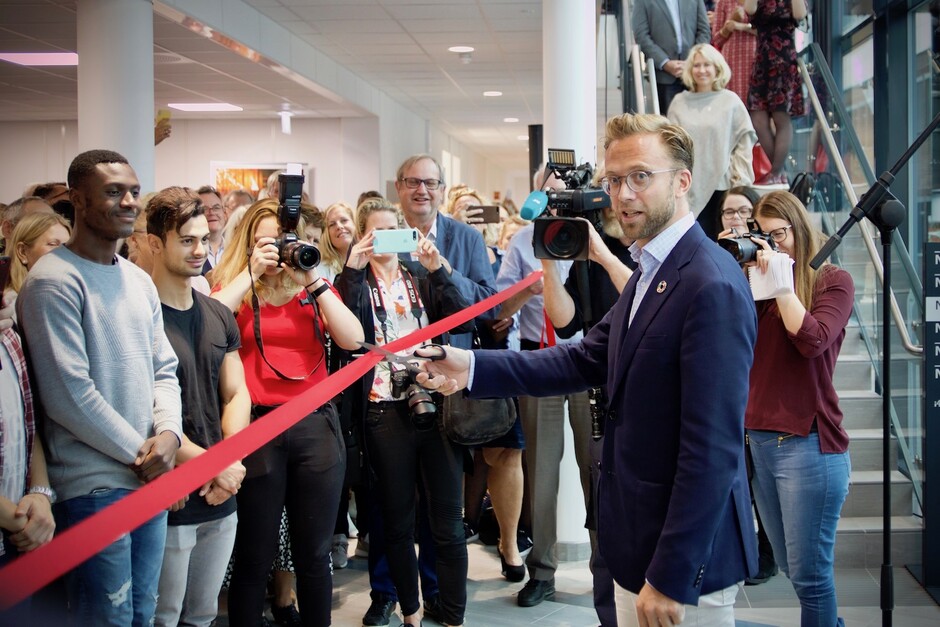 Digitaliseringsminister Nikolai Astrup klipper snoren under åpningen av I4Helse. Foto: Walter Wehus