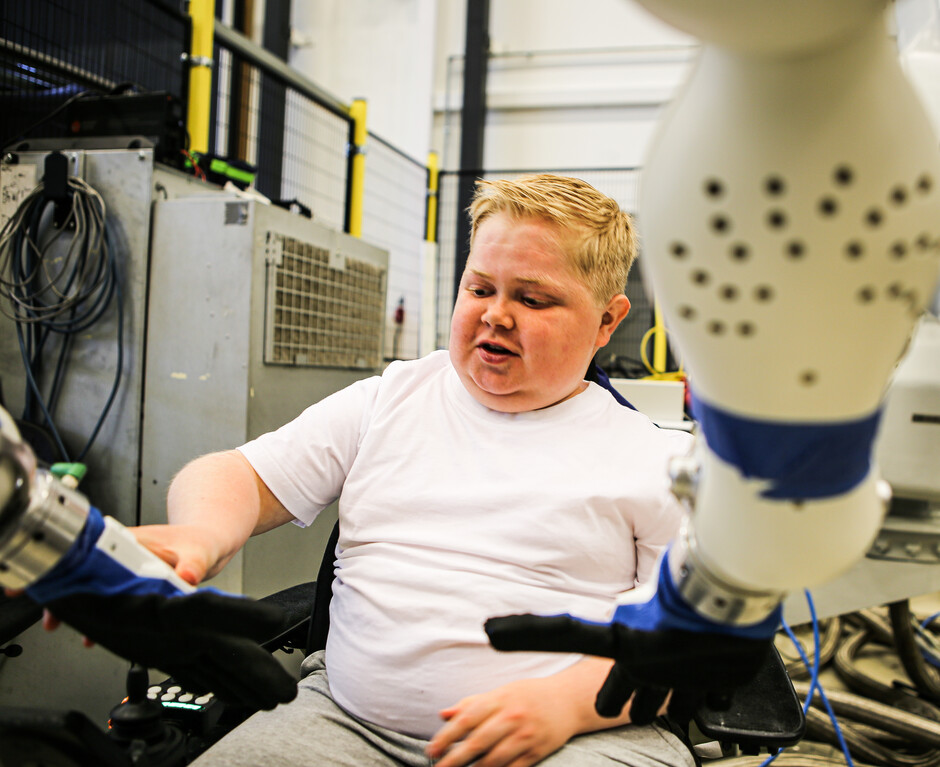 Bilde: Andreas Eikin og roboten EVE fra Halodi Robotics (Foto: Damares Stenbakk)